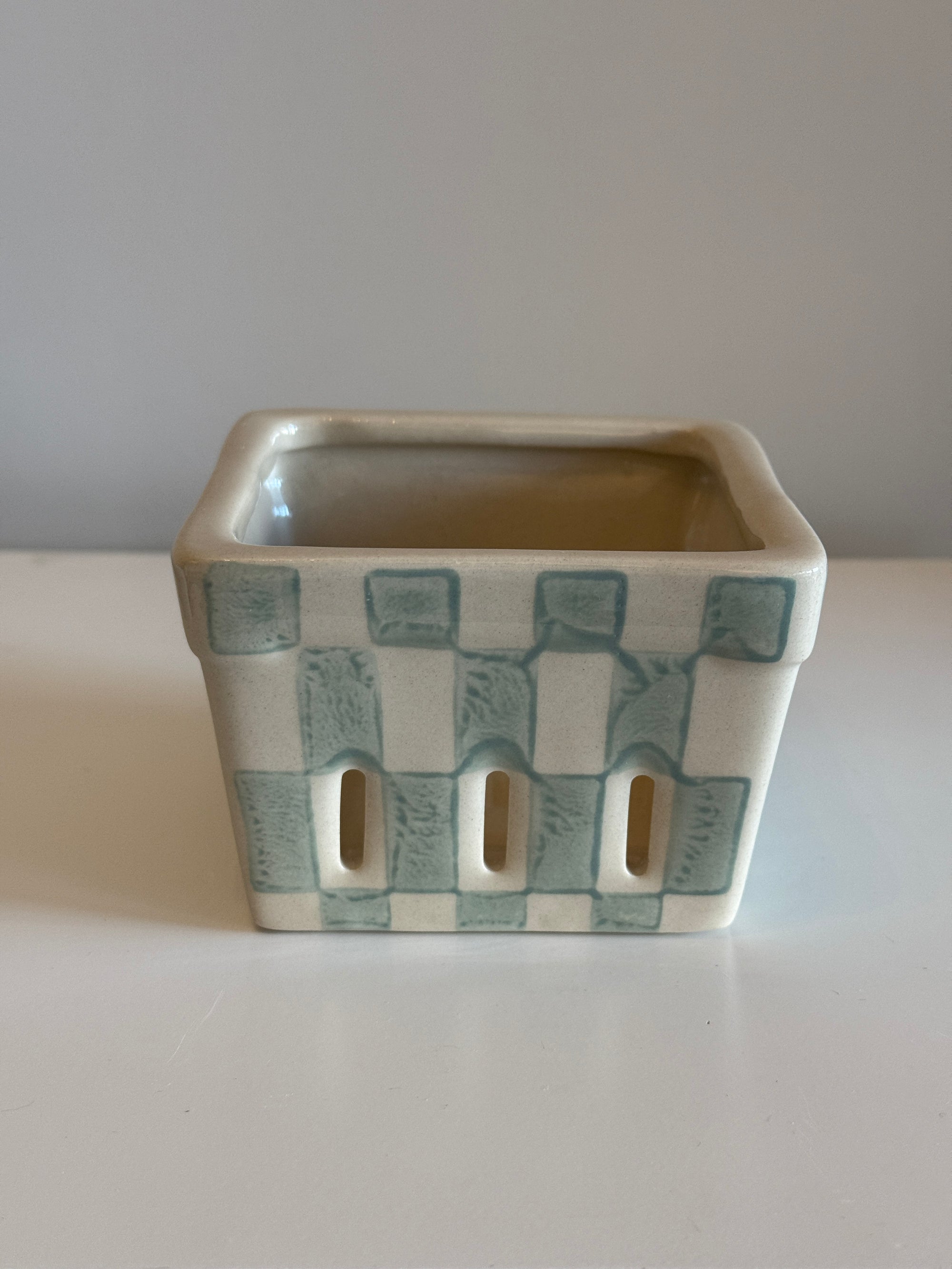 Stoneware Berry Basket - Powder Blue